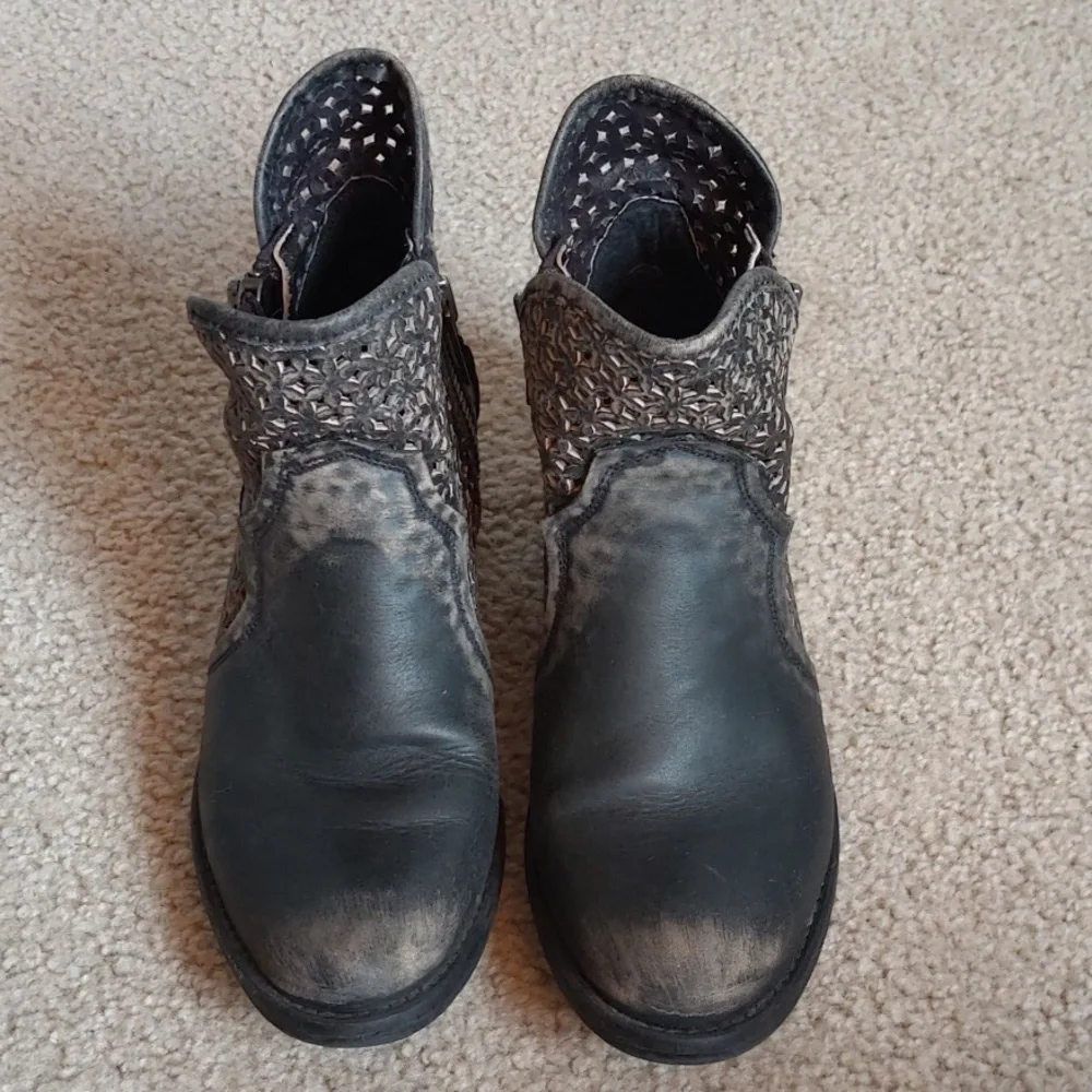 Circle G distressed black booties